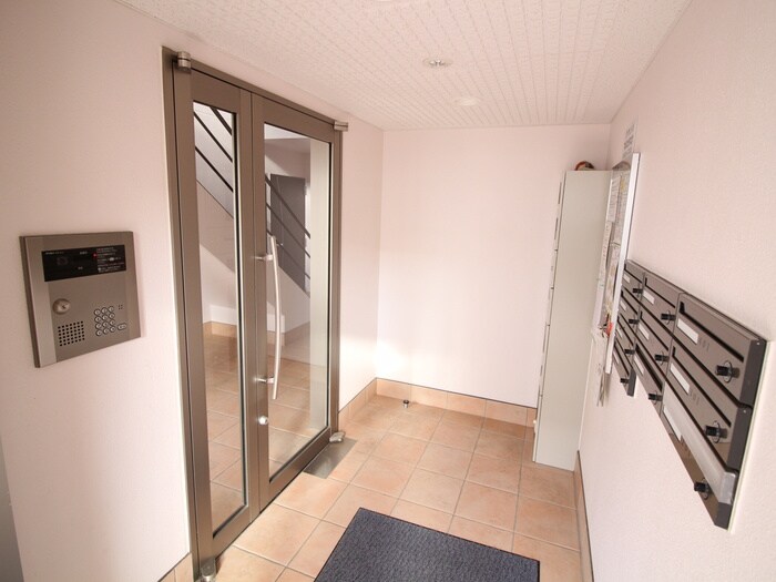 物件外観写真2　(エントランス部分)