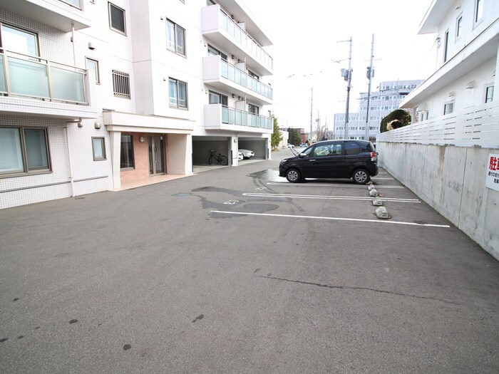 物件外観写真5　(駐車場)