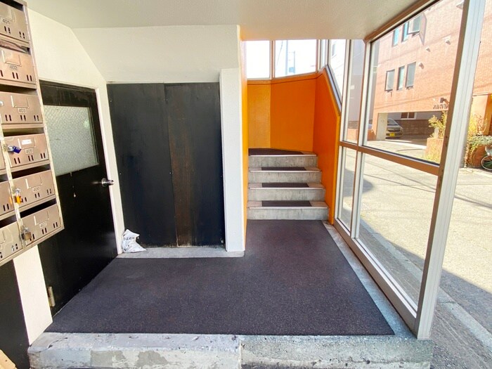 物件外観写真6　(エントランス部分)