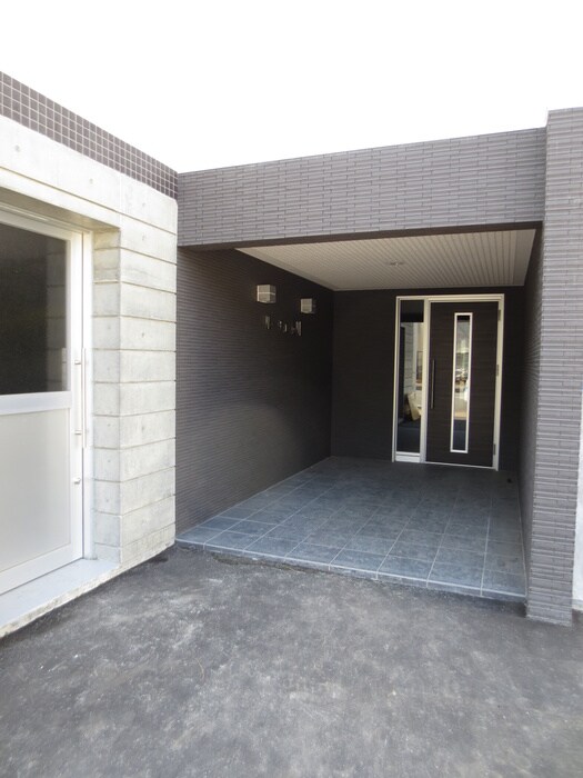 物件外観写真4　(エントランス部分)