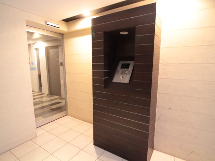 物件外観写真6　(エントランス部分)