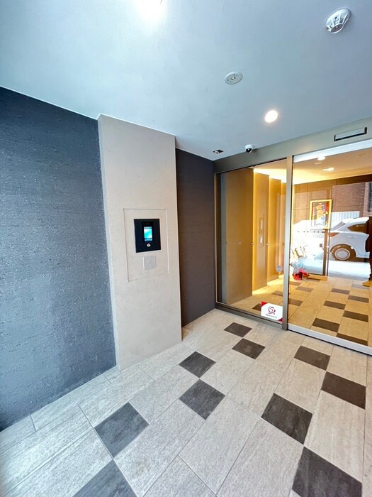 物件外観写真3　(エントランス部分)