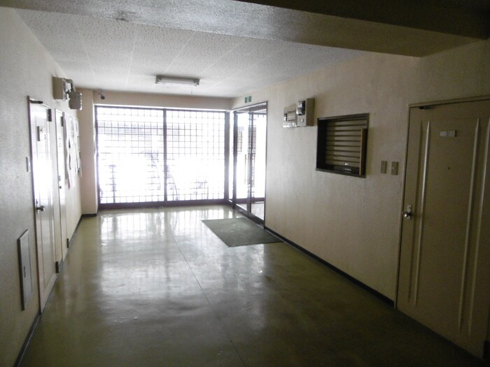 物件外観写真6　(エントランス部分)