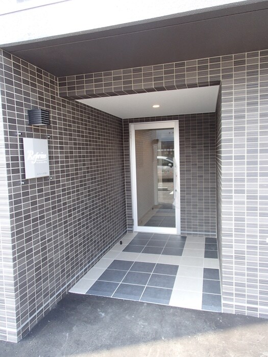 物件外観写真4　(エントランス部分)