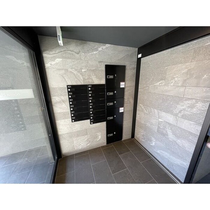 物件外観写真2　(エントランス部分)