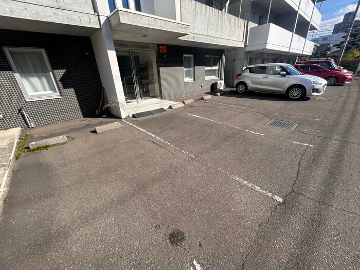 物件外観写真3　(駐車場)