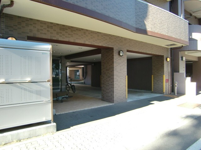 物件外観写真3　(エントランス部分)