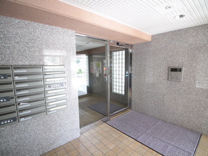 物件外観写真6　(エントランス部分)