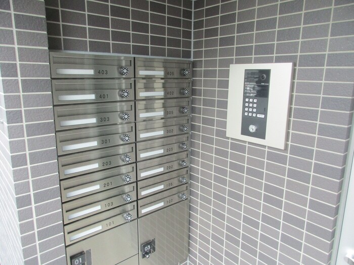 物件外観写真2　(エントランス部分)