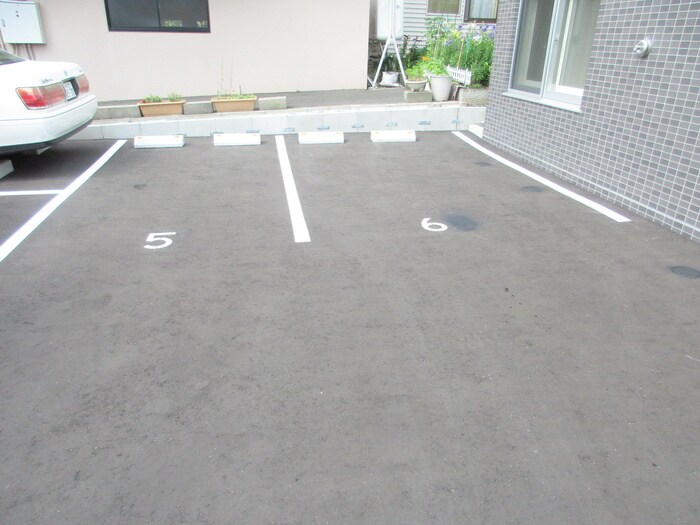 物件外観写真3　(駐車場)