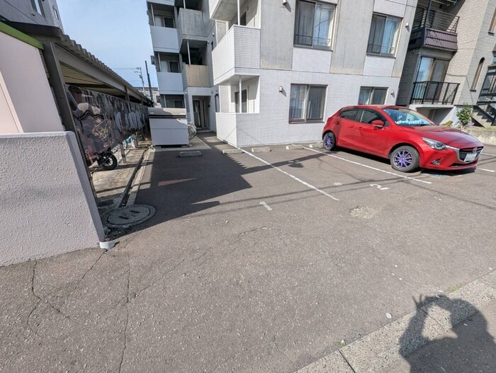 物件外観写真3　(駐車場)