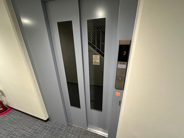 物件外観写真6　(エントランス部分)