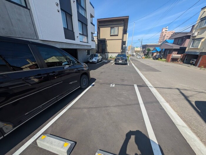 物件外観写真4　(駐車場)