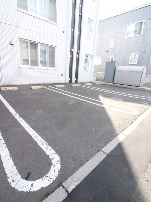 物件外観写真3　(駐車場)