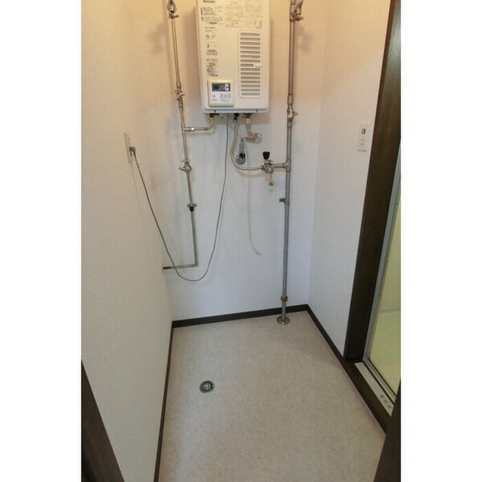 物件内観写真10　(洗濯機置場)