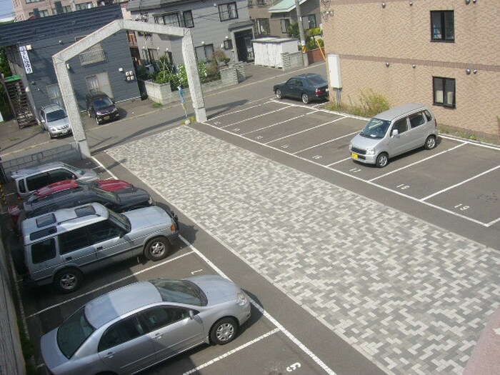 物件外観写真2　(駐車場)