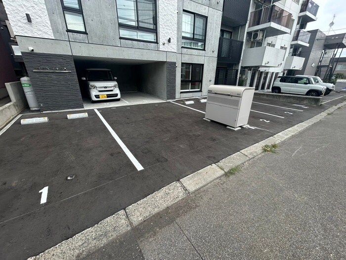 物件外観写真3　(駐車場)