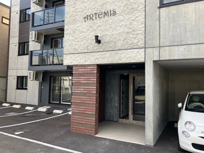 物件外観写真3　(エントランス部分)