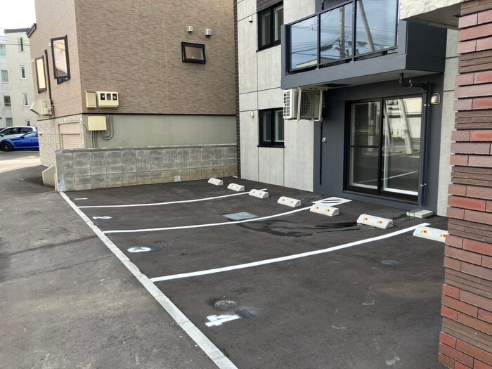物件外観写真5　(駐車場)