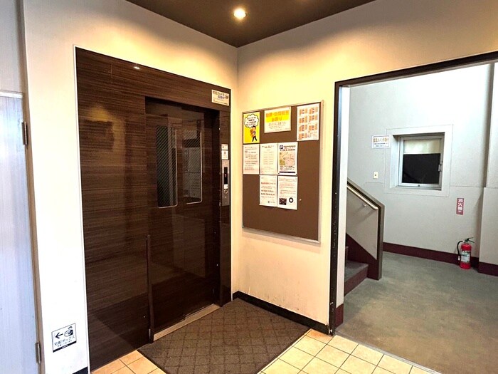 物件外観写真5　(エントランス部分)