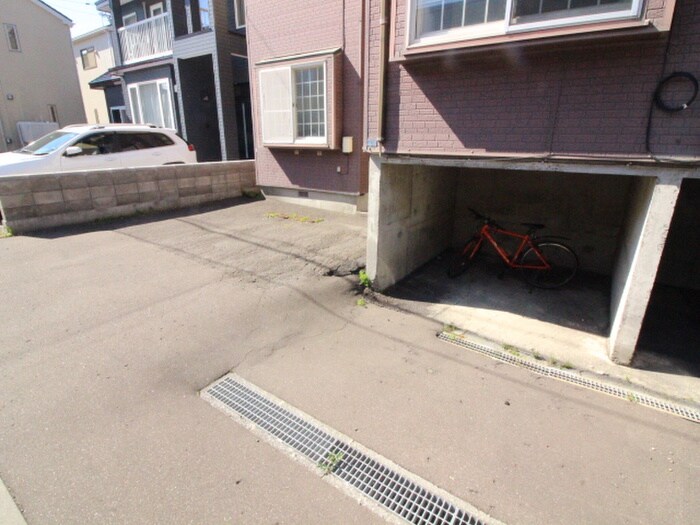 物件外観写真4　(駐車場)