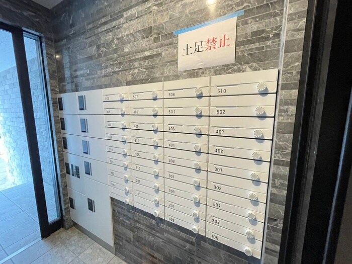 物件外観写真6　(エントランス部分)