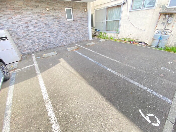 物件外観写真3　(駐車場)