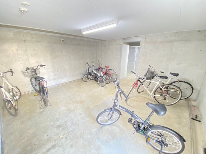 物件外観写真4　(駐輪場)