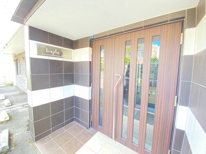 物件外観写真5　(エントランス部分)