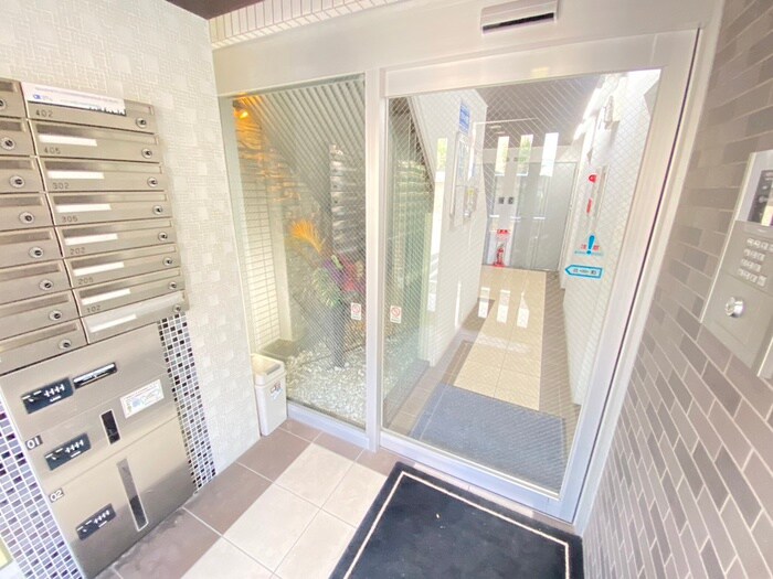 物件外観写真6　(エントランス部分)