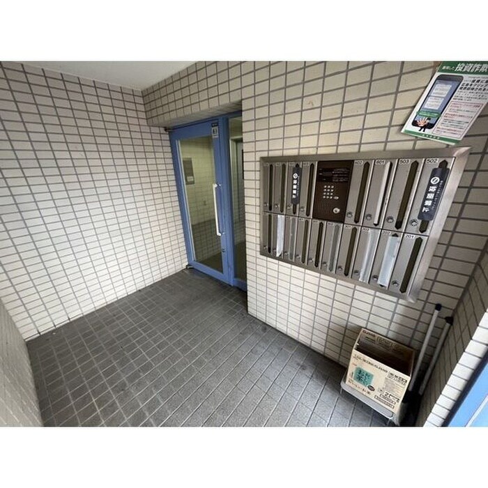 物件外観写真2　(エントランス部分)