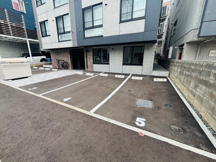 物件外観写真5　(駐車場)