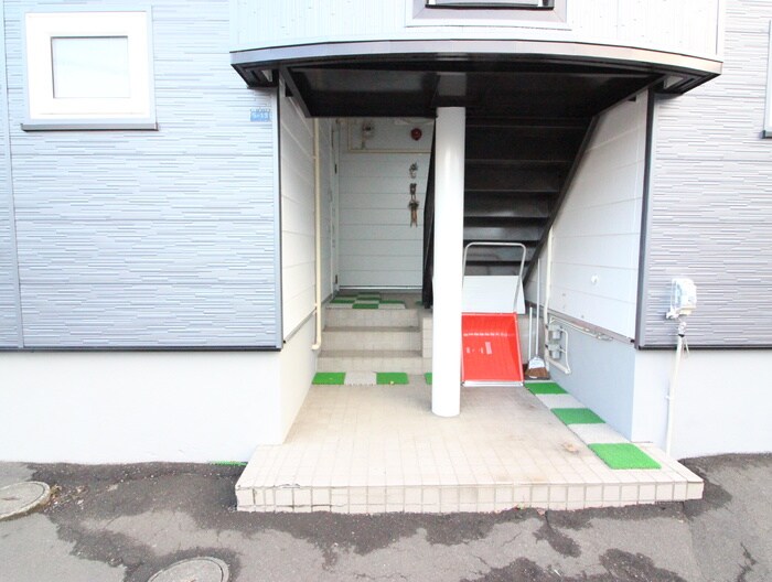 物件外観写真4　(エントランス部分)