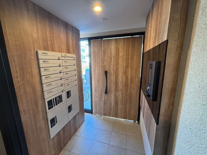 物件外観写真6　(エントランス部分)