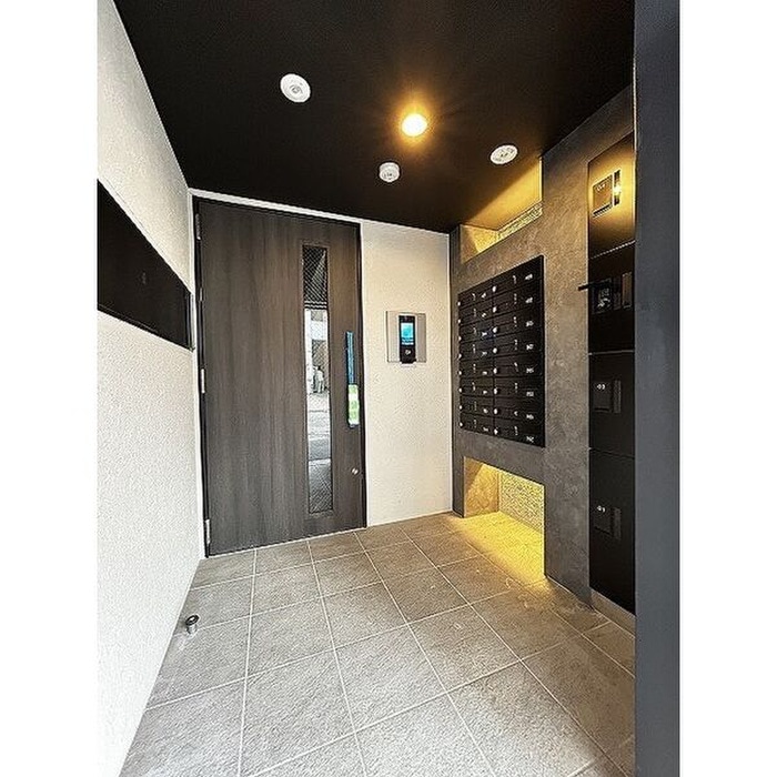 物件外観写真6　(エントランス部分)