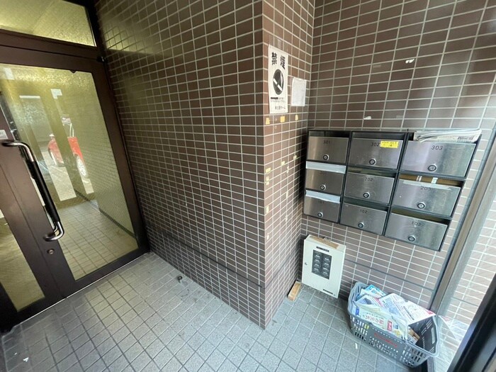 物件外観写真6　(エントランス部分)