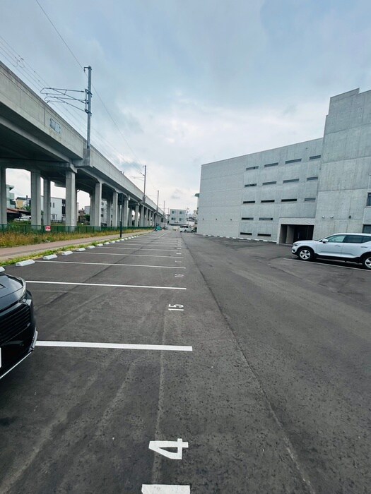 物件外観写真2　(駐車場)