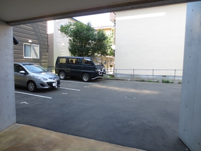 物件外観写真6　(駐車場)
