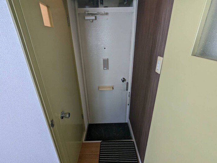 物件内観写真16　(玄関)