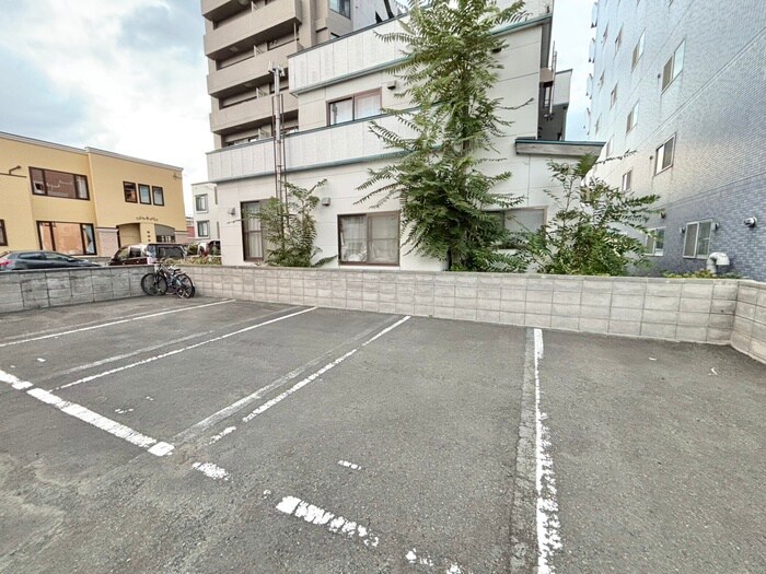物件外観写真4　(駐車場)