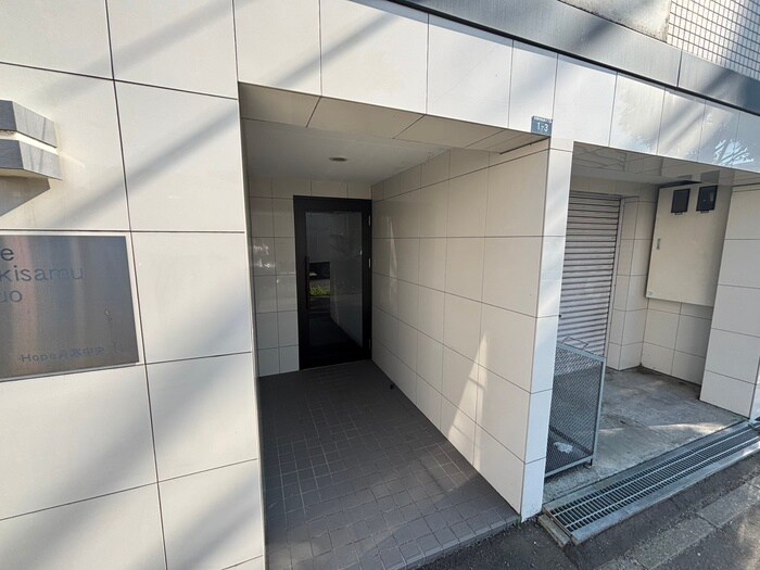 物件外観写真2　(エントランス部分)