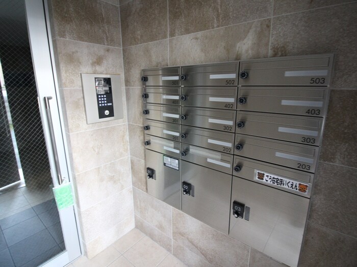 物件外観写真3　(エントランス部分)