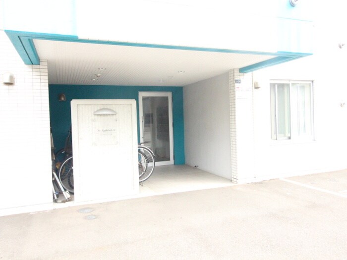 物件外観写真3　(エントランス部分)