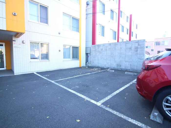 物件外観写真4　(駐車場)