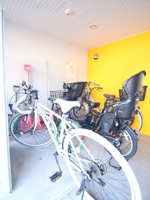 物件外観写真5　(駐輪場)