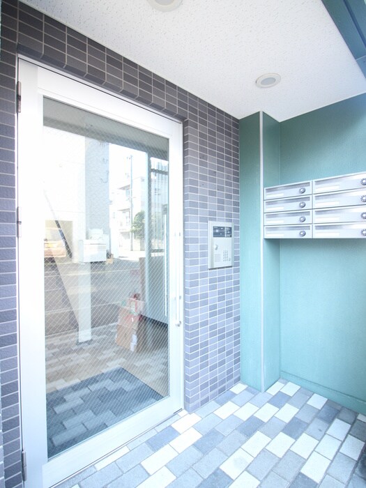 物件外観写真3　(エントランス部分)