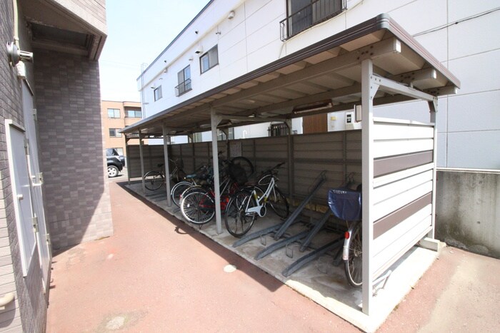 物件外観写真2　(駐輪場)