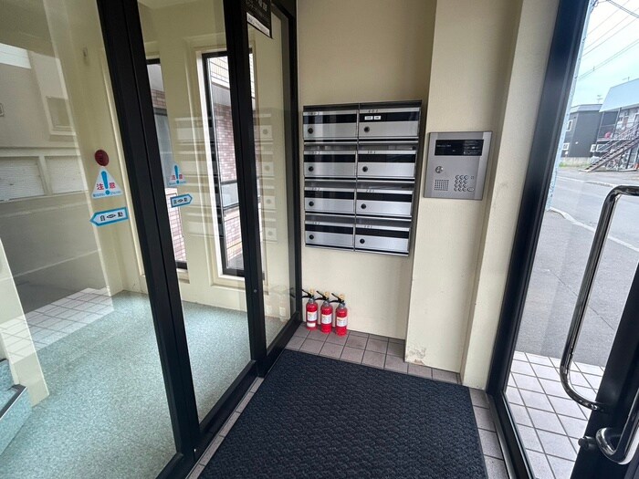 物件外観写真3　(エントランス部分)