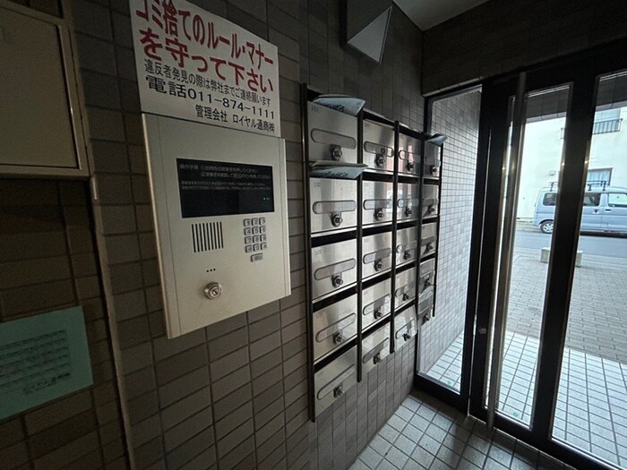 物件外観写真2　(エントランス部分)