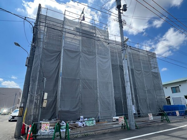 建築中